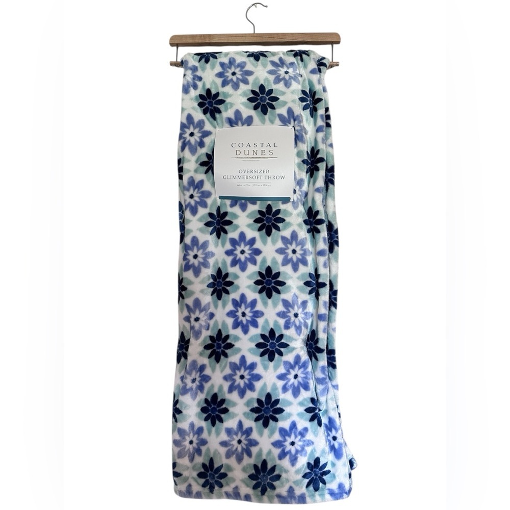 COASTAL DUNES

OVERSIZED

GLIMMERSOFT THROW

60in. x 70in. (152cm x 178cm)